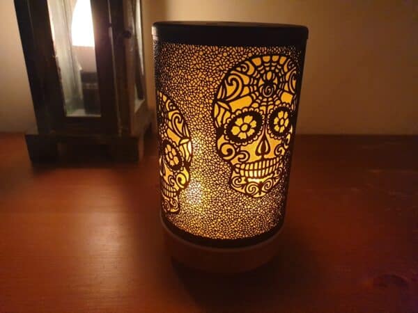 Doodskop donker met vlammen verlichting
