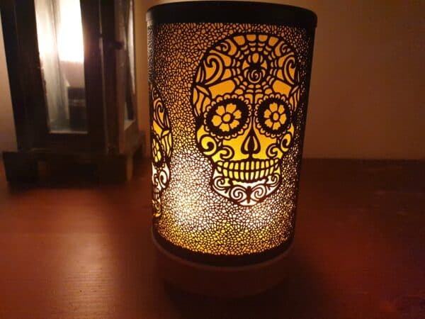 Doodskop donker met vlammen verlichting